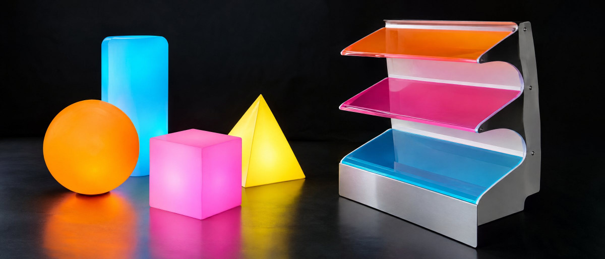 KI-generierte Darstellung: Hinterleuchtete 3D-Formen aus Acryl und ein Verkaufsdisplay aus Alu-Verbund